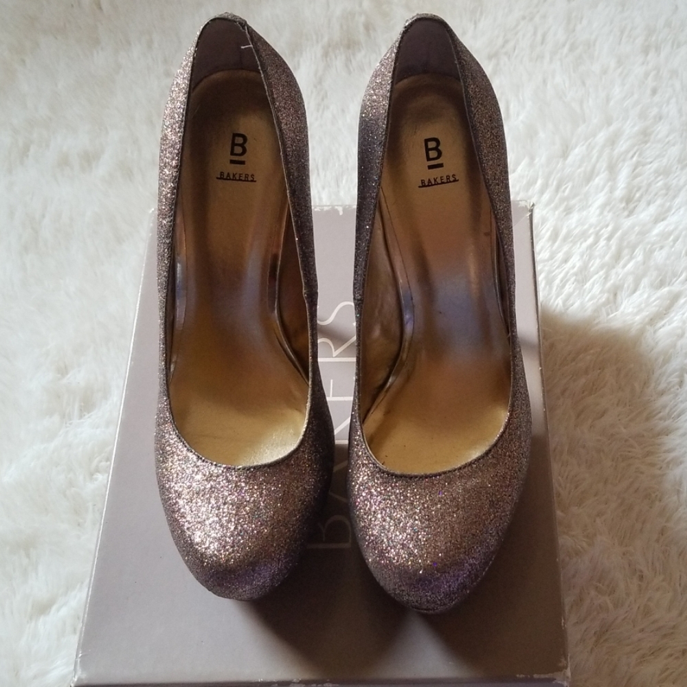 BRAND NEW SIZE 9 BAKERS GLITTER PUMPS